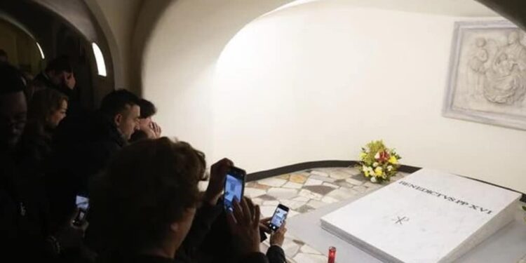 La tumba de Benedicto XVI ya puede ser visitada en la cripta vaticana. Foto EFE