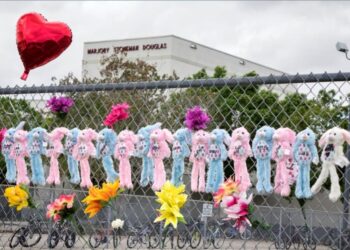 Memorial a las víctimas de la matanza de Parkland. Foto agencias.