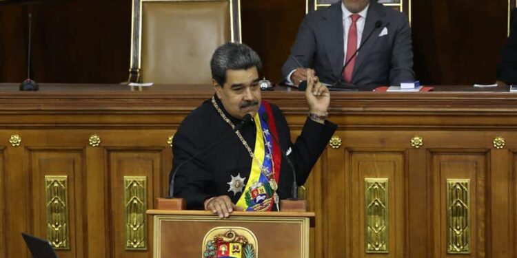 Nicolás Maduro, ofrece un discurso ante la Asamblea Nacional durante una rendición de cuentas sobre su Gobierno en el año 2022, hoy, en Caracas (Venezuela). Desde la sede del Legislativo, en Caracas, el presidente Nicolás Maduro rendirá cuentas sobre su gestión en 2022. Mientras tanto, el ministro de Relaciones Exteriores, Yván Gil, aseguró que el "rol que juega Venezuela como fuente de país energético", con una "una capacidad de infraestructura creada en revolución", va a ser "fundamental" en el mundo. EFE/ Miguel Gutiérrez