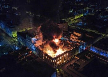 Fotografía del incendio de un edificio hoy, en el centro de Lima (Perú). Un incendio de grandes dimensiones arrasó este jueves una casona del centro histórico de Lima, apenas a unos metros de la icónica Plaza San Martín, epicentro de la gran manifestación antigubernamental en la capital peruana. EFE/ Renato Pajuelo