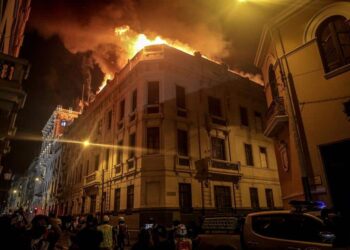 Fotografía del incendio de un edificio hoy, en el centro de Lima (Perú). Un incendio de grandes dimensiones arrasó este jueves una casona del centro histórico de Lima, apenas a unos metros de la icónica Plaza San Martín, epicentro de la gran manifestación antigubernamental en la capital peruana. EFE/ Str