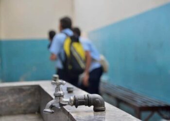 Racionamiento de agua en los colegios. Foto Radio Fe y Alegría Noticias.