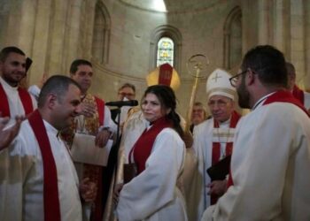 Sally Azar, como pastora de la Iglesia del Redentor, convirtiéndose así en la primera pastora mujer de Tierra Santa. Foto agencias.