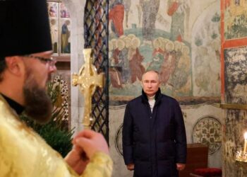 Putin asiste al servicio de Navidad en la Catedral de la Anunciación en el Kremlin de Moscú en Moscú, Rusia, sábado 7 de enero de 2023 (AP)