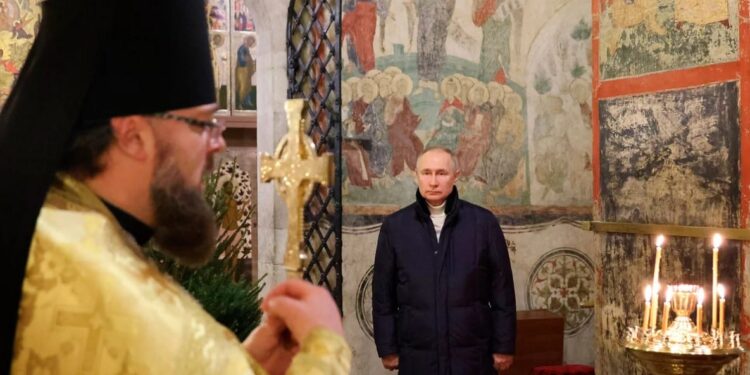 Putin asiste al servicio de Navidad en la Catedral de la Anunciación en el Kremlin de Moscú en Moscú, Rusia, sábado 7 de enero de 2023 (AP)