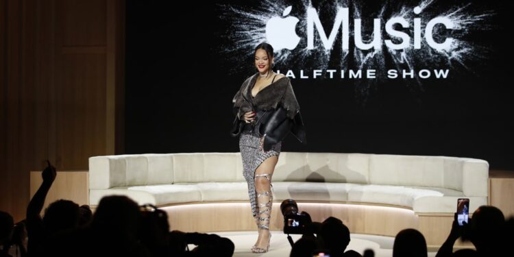 Phoenix (United States), 09/02/2023.- Singer Rihanna poses for photographers after the conclusion of the Apple Music Super Bowl LVII Halftime show press conference at the Phoenix Convention Center in Phoenix, Arizona, USA, 09 February 2023. The Philadelphia Eagles and the Kansas City Chiefs will play in Super Bowl LVII at State Farm Stadium in Glendale, Arizona, USA on 12 February 2023. (Estados Unidos, Filadelfia, Fénix) EFE/EPA/CAROLINE BREHMAN
