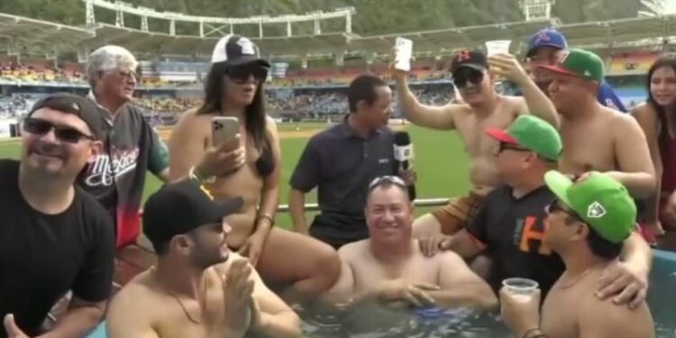 Así disfrutan los mexicanos del exclusivo Jacuzzi ubicado en el estadio Jorge Luis García Carneiro. Foto captura de video.