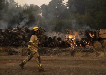 Bomberos trabajan para extinguir un incendio hoy, en Santa Juana, región de Biobío (Chile). Los fuegos afectan a cinco regiones del centro y sur, pero las más golpeadas son Biobío, con 18 víctimas mortales, La Araucanía (7) y Ñuble (1), zonas de intensa actividad agrícola y forestal ubicadas 500, 700 y 400 kilómetros al sur de la capital, respectivamente. EFE/ Adriana Thomasa