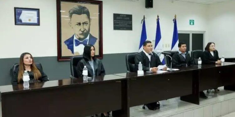 El magistrado de Apelacione, Ernesto Rodríguez Mejía, lee las resoluciones judiciales. Foto Tomada del 19 Digital
