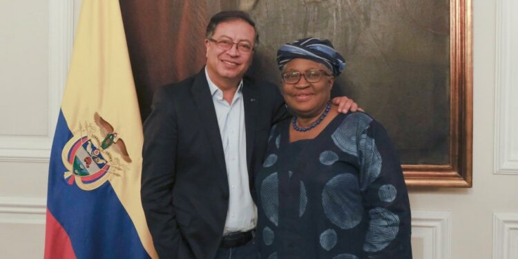 El presidente de Colombia, Gustavo Petro y Ngozi Okonjo-Iweala, directora de la Organización Mundial del Comercio, OMC. Foto @petrogustavo