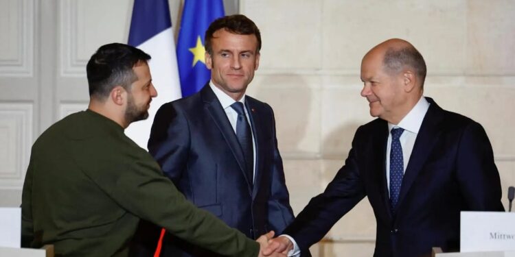 El presidente de Ucrania, Volodymyr Zelensky da la mano al canciller alemán Olaf Scholz. Foto agencias.