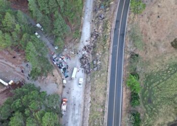 Fotografía cedida por Noticias Chiricanas del autóbus que cayó de un precipicio la madrugada de este miércoles en el área de Gualaca, en el occidente de Panamá.