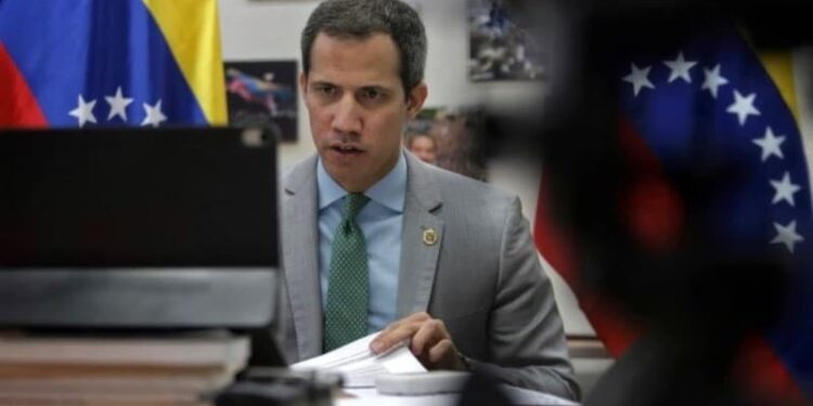 Imagen del folleto publicada por la oficina de prensa del líder opositor Juan Guaido que muestra a Guaido participando en una reunión virtual con miembros del antiguo Parlamento, elegido en 2015, en Caracas el 30 de diciembre de 2022. (Foto de LEO ALVAREZ / Servicio de fotografía de Juan Guaido / AFP)