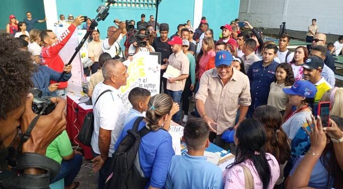 Liceo Bolivariano Pedro Elías Gutiérrez del estado La Guaira recibió a Jorge Rodríguez. Foto @Asamblea_Ven