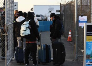Un grupo de migrantes llega al albergue instalado en la terminal de cruceros de Brooklyn, el pasado 2 de febrero.
MICHAEL M. SANTIAGO (GETTY IMAGES VIA AFP)