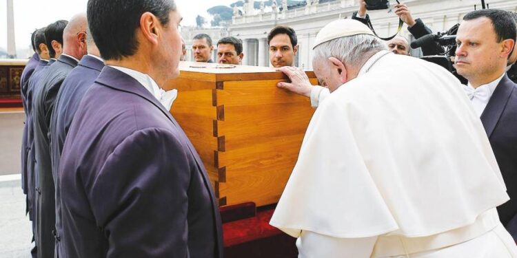 Papa Francisco, Benedicto XVI. Foto agencias.