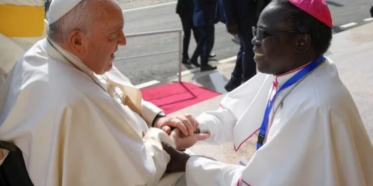 El papa Francisco habla con un clérigo mientras se reúne con sacerdotes, diáconos, consagrados y seminaristas en la Catedral de Santa Teresa durante su viaje apostólico, en Juba, Sudán del Sur, 4 de febrero de 2023. Vatican Media/Handout via REUTERS