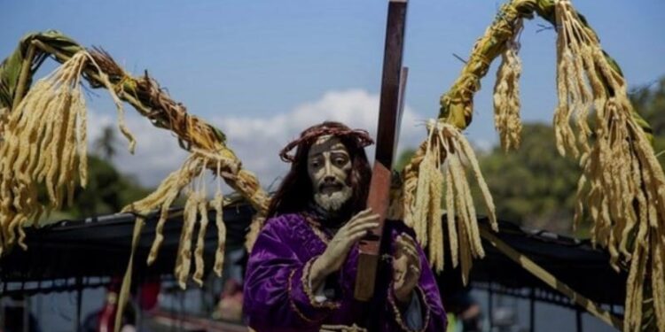 Régimen de Nicaragua. Iglesia católica realizar las procesiones de viacrucis. Foto de archivo.