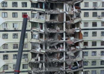 Una vista de un edificio dañado, luego de un terremoto en Diyarbakir, Turquía, 6 de febrero de 2023. REUTERS/Sertac Kayar