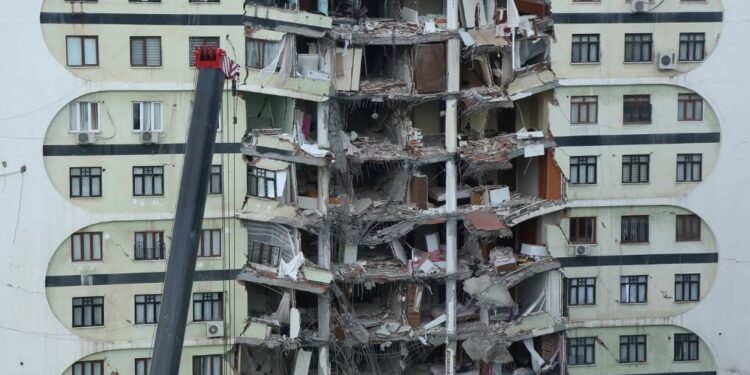 Una vista de un edificio dañado, luego de un terremoto en Diyarbakir, Turquía, 6 de febrero de 2023. REUTERS/Sertac Kayar