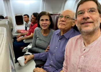 Tres presos políticos de la familia Chamorro cuando viajaban en el avión rumbo al destierro. Cristiana Chamorro Barrios, Pedro Joaquín Chamorro Barrios, y Juan Lorenzo Holmann Chamorro. Foto cortesía