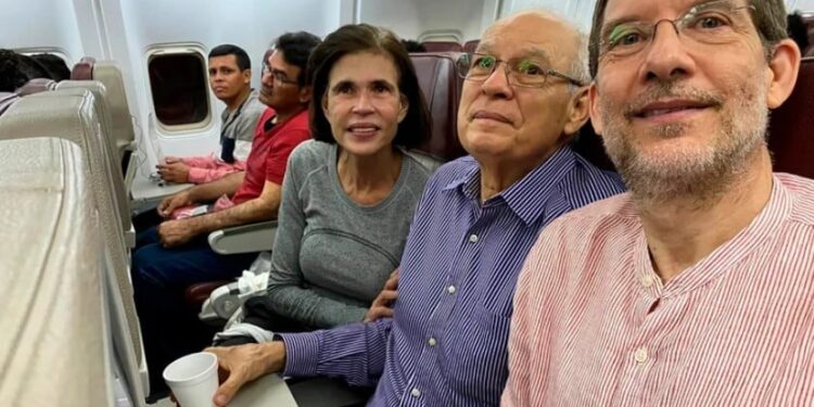 Tres presos políticos de la familia Chamorro cuando viajaban en el avión rumbo al destierro. Cristiana Chamorro Barrios, Pedro Joaquín Chamorro Barrios, y Juan Lorenzo Holmann Chamorro. Foto cortesía