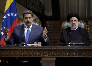 El presidente de Venezuela, Nicolás Maduro, a la izquierda, hace declaraciones ante reporteros en una conferencia de prensa conjunta con el presidente iraní Ebrahim Raisi, en el palacio de Saadabad, en Teherán, Irán, el sábado 22 de junio de 2022. (AP Foto/Vahid Salemi)