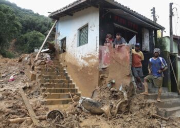 AME6320. SAO SEBASTIAO (BRASIL), 20/02/2023.- Fotografía de una zona afectada por las fuertes lluvias hoy, en el distrito de Juquehy, en la ciudad de Sao Sebastiao, en el litoral del estado de Sao Paulo (Brasil). Las autoridades brasileñas continúan este lunes las labores de búsqueda de al menos 40 personas tras el fuerte temporal de lluvias que azotó el litoral del estado de Sao Paulo el fin de semana y que deja hasta el momento 36 fallecidos. Más de 500 personas, entre policías, bomberos y miembros de las Fuerzas Armadas, están participando en el rescate e identificación de las víctimas de las intensas precipitaciones que han causado numerosos destrozos y 1.717 evacuados en varias localidades de la región. EFE/ Sebastião Moreira