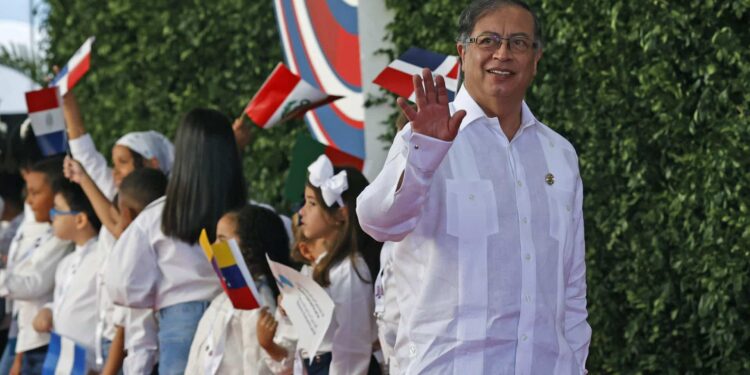 AME6051. SANTO DOMINGO (REPÚBLICA DOMINICANA), 25/03/2023.- El presidente de Colombia, Gustavo Petro, saluda hoy a su llegada a la XXVIII Cumbre Iberoamericana de Jefes de Estado y de Gobierno, en Santo Domingo (República Dominicana). La XXVIII Cumbre Iberoamericana tendrá la misión de lograr "resultados concretos" en materia de sostenibilidad, seguridad alimentaria, transformación digital y arquitectura financiera. EFE/ Mauricio Dueñas Castañeda