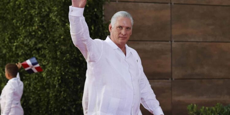 AME6051. SANTO DOMINGO (REPÚBLICA DOMINICANA), 25/03/2023.- El presidente de Cuba, Miguel Díaz-Canel, saluda hoy a su llegada a la XXVIII Cumbre Iberoamericana de Jefes de Estado y de Gobierno, en Santo Domingo (República Dominicana). La XXVIII Cumbre Iberoamericana tendrá la misión de lograr "resultados concretos" en materia de sostenibilidad, seguridad alimentaria, transformación digital y arquitectura financiera. EFE/ Mauricio Dueñas Castañeda