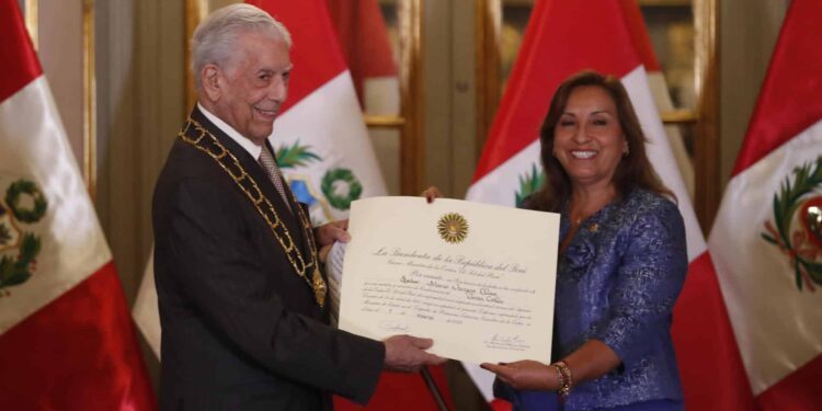 VLC01. LIMA (PERÚ), 08/03/2023.- El escritor hispano-peruano Mario Vargas Llosa, recibe la condecoración del Gran Collar de la Orden del Sol, de manos de la presidenta de Perú, Dina Boluarte (d),  hoy, en el Palacio de Gobierno en Lima (Perú). El Gobierno peruano anunció este miércoles por sorpresa que en las próximas horas condecorará con el Gran Collar de la Orden del Sol, la máxima distinción nacional, al escritor hispano-peruano Mario Vargas Llosa, un mes después de su incorporación a la Academia Francesa. EFE/ Paolo Aguilar