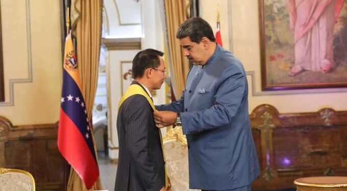 Nicolás Maduro y el Embajador de Vietnam, en Venezuela, Le Viet Duyen. Foto @PresidencialVen