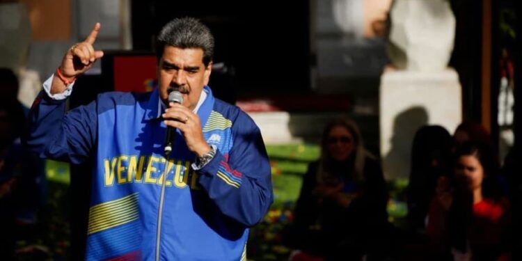 El presidente de Venezuela, Nicolás Maduro, habla durante un mitin del gobierno para conmemorar el Día de la Juventud, en Caracas, Venezuela, el 12 de febrero de 2023. REUTERS/Leonardo Fernandez Viloria/File Photo