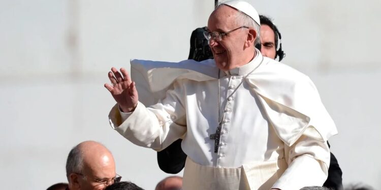 Para iniciar su pontificado, eligió varios ejes en su homilía, y sentó precedente al hacer un llamado a la humanidad, que sostuvo durante la siguiente década: “Cómo nos enseñó San Francisco, hay que respetar y custodiar a las personas, todas las personas, y el medio ambiente; seamos custodios de la creación”