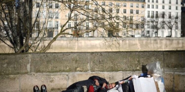 Personas que viven en las calles de Francia. Foto de archivo.