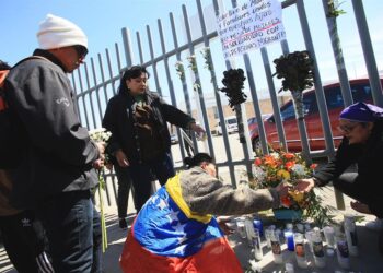 Un grupo de migrantes y familiares de personas fallecidas por un incendio en un albergue protestan, frente al Instituto Nacional de Migración (INM), hoy en Ciudad Juárez, en el estado de Chihuahua (México). "Esto se pudo haber evitado", aseguró este martes un migrante venezolano a EFE, por lo que exigió "protección" a las autoridades tras el incendio que provocó la muerte de 39 migrantes en una estación fronteriza de Ciudad Juárez, en el norte México. EFE/Luis Torres