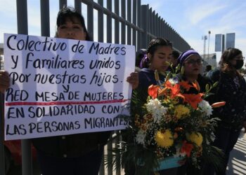 Un grupo de migrantes y familiares de personas fallecidas por un incendio en un albergue protestan, frente al Instituto Nacional de Migración (INM), hoy en Ciudad Juárez, en el estado de Chihuahua (México). "Esto se pudo haber evitado", aseguró este martes un migrante venezolano a EFE, por lo que exigió "protección" a las autoridades tras el incendio que provocó la muerte de 39 migrantes en una estación fronteriza de Ciudad Juárez, en el norte México. EFE/Luis Torres