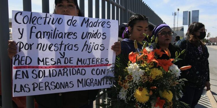 Un grupo de migrantes y familiares de personas fallecidas por un incendio en un albergue protestan, frente al Instituto Nacional de Migración (INM), hoy en Ciudad Juárez, en el estado de Chihuahua (México). "Esto se pudo haber evitado", aseguró este martes un migrante venezolano a EFE, por lo que exigió "protección" a las autoridades tras el incendio que provocó la muerte de 39 migrantes en una estación fronteriza de Ciudad Juárez, en el norte México. EFE/Luis Torres