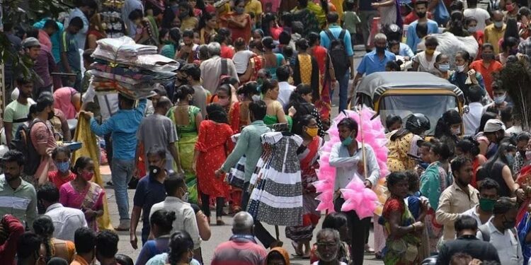 Aglomeración de gente en un mercado de la India. Foto agencias.