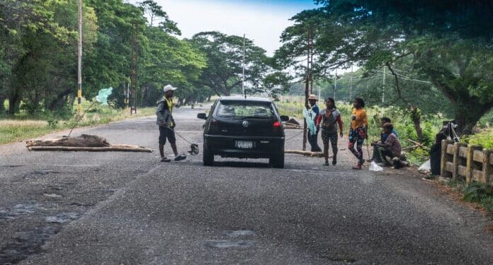 Un grupo de indígenas instaló un peaje improvisado en el límite de los municipios Machiques y Rosario de Perijá, en el estado Zulia (Venezuela). Foto: John Chacón | Radio Fe y Alegría Noticias