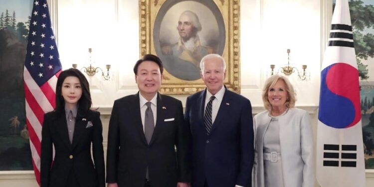El presidente de Corea del Sur, Yoon Suk-yeol (2 izq), su esposa Kim Keon Hee (izq), el presidente de EE. UU., Joe Biden (2 dcha), y su esposa Jill Biden (dcha) posan para una foto en la Casa Blanca, en Washington. EFE/EPA/YONHAP / POOL SOUTH KOREA OUT