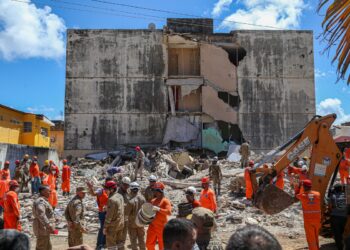 AME5091. OLINDA (BRASIL), 28/04/2023.- Bomberos trabajan en labores de rescate hoy, en el área donde un edificio se desplomó, en Olinda (Brasil). Al menos dos personas murieron y cuatro continúan desparecidas entre los escombros de un edificio residencial que se desplomó en la ciudad brasileña de Olinda, en el noreste del país, informaron este viernes los bomberos. EFE/ Carlos Ezequiel Vannoni