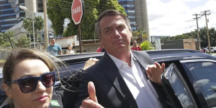 El expresidente brasileño Jair Bolsonaro al salir de la sede de la Policía Federal donde declaró sobre sus acciones antes de los ataques del 8 de enero a edificios del gobierno en Brasilia por parte de simpatizantes, el miércoles 26 de abril de 2023. (AP Foto/Gustavo Morteno)