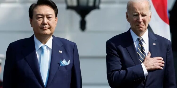 El presidente de Estados Unidos, Joe Biden, y el presidente de Corea del Sur, Yoon Suk Yeol. Foto Reuters