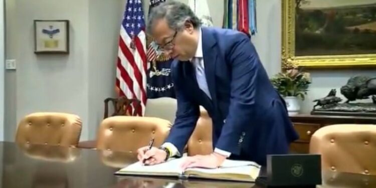 Gustavo Petro, firmando el libro de visitas de la Casa Blanca. Foto captura de video.