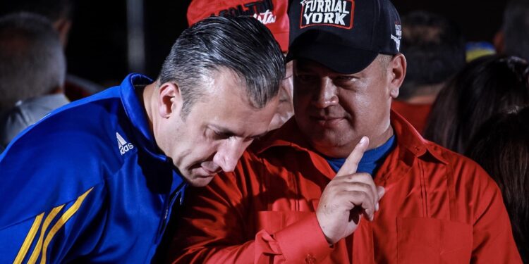 CAR56. CARACAS (VENEZUELA), 30/07/2017.- El vicepresidente de Venezuela, Tareck El Aissami (i), y el primer vicepresidente del gobernante Partido Socialista Unido de Venezuela (PSUV), Diosdado Cabello (d), asisten a un acto tras las elecciones hoy, domingo 30 de julio de 2017, en la Plaza Bolívar de Caracas (Venezuela). El presidente venezolano, Nicolás Maduro, advirtió hoy de medidas contra el Parlamento, la Fiscalía, los líderes de la oposición y los medios privados en su primera intervención tras la elección este domingo de la Asamblea Nacional Constituyente (ANC) que él ha impulsado. EFE/Nathalie Sayago