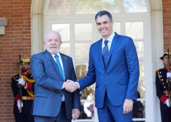 El presidente del Gobierno, Pedro Sánchez (d), recibe al presidente de Brasil, Lula da Silva (i), a su llegada al Palacio de La Moncloa, durante su viaje oficial a España, a 26 de abril de 2023, en Madrid (España).  Durante su encuentro, Sánchez y su homólogo brasileño firman cuatro acuerdos en áreas como Universidades, Trabajo, Ciencia y Seguridad Social. También, discutirán varios temas relacionados con la Presidencia española de la UE durante el segundo semestre del año. En la jornada de hoy, Lula da Silva se reúne también con el Rey Felipe VI y asistirá a una cena en el Palacio Real. Este es el primer viaje a Europa desde que fue elegido de nuevo presidente de Brasil.  26 ABRIL 2023;BRASIL;PRESIDENTE;RECIBIMIENTO;MONCLOA  Jesús Hellín   / Europa Press  26/04/2023