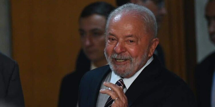 BRA50. BRASÍLIA (BRASIL), 10/04/2023.- El presidente brasileño, Luiz Inácio Lula da Silva, llega para participar en una reunión ministerial hoy, en el Palacio de Planalto en Brasilia (Brasil). Lula da Silva se reunió este lunes con todo su gabinete en el Palacio de Planalto para hacer un balance de los primeros 100 días de su Gobierno. EFE/ Andre Borges