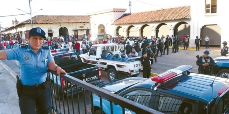 La policía nicaragüense no escatima recursos para la represión política. En la gráfica, fuerzas policiales rodean la catedral de León, mientras se celebraba la misa de un joven asesinado durante las protestas de 2018. (Foto La Prensa)