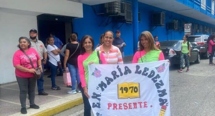 Protesta de los docentes en el Rectorado de la UCLA. Foto María Gabriela Álvarez. Radio Fe y Alegría Noticias.